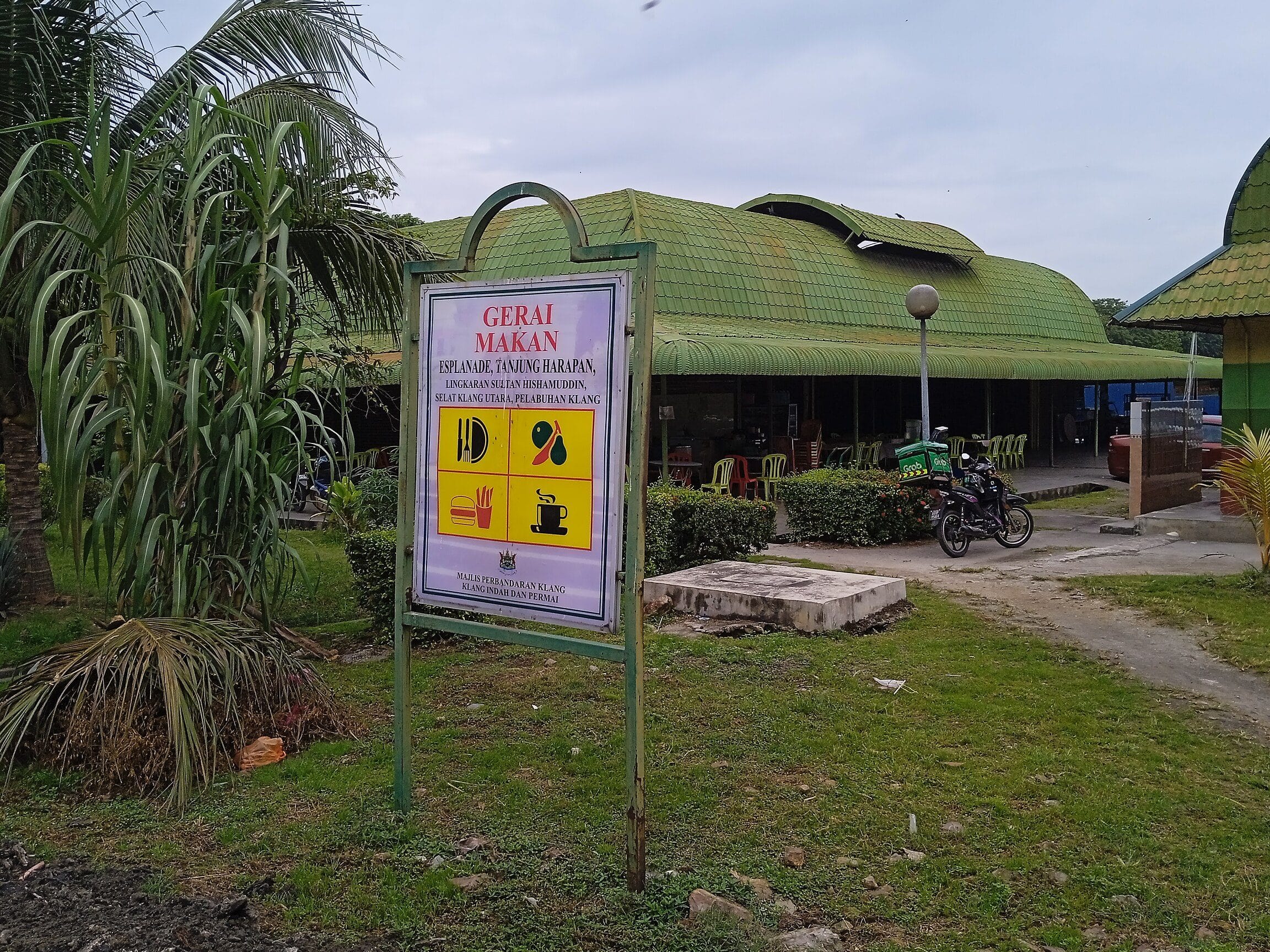esplanade tanjung harapangerai makan