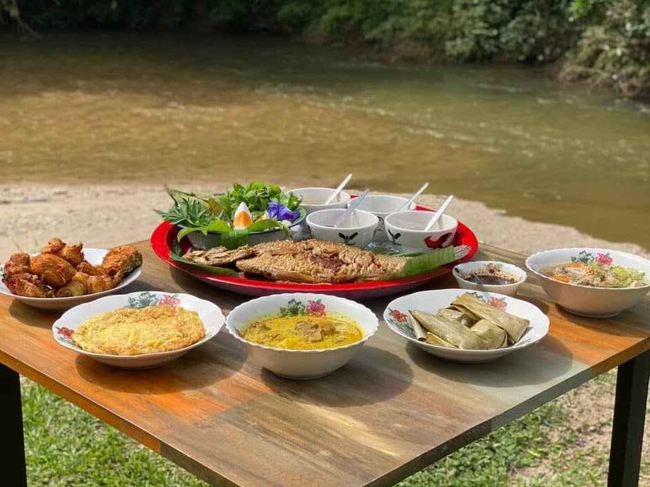 gerai makan tepi sungai
