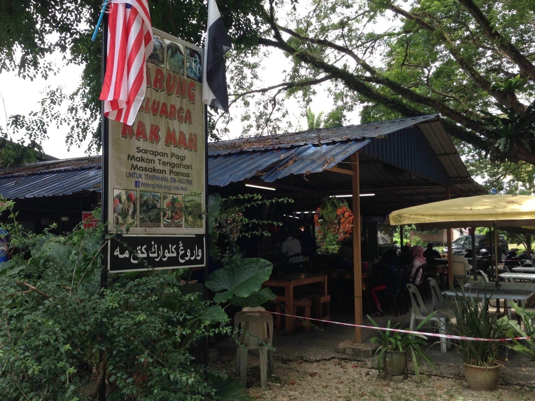 kedai makan bawah pokok
