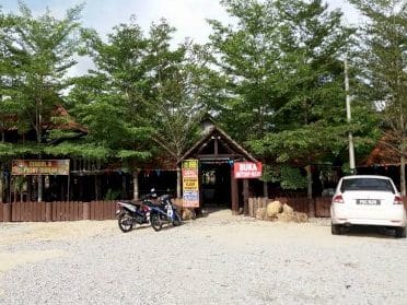 restoran rimbun ikan bakar daging salai mat top