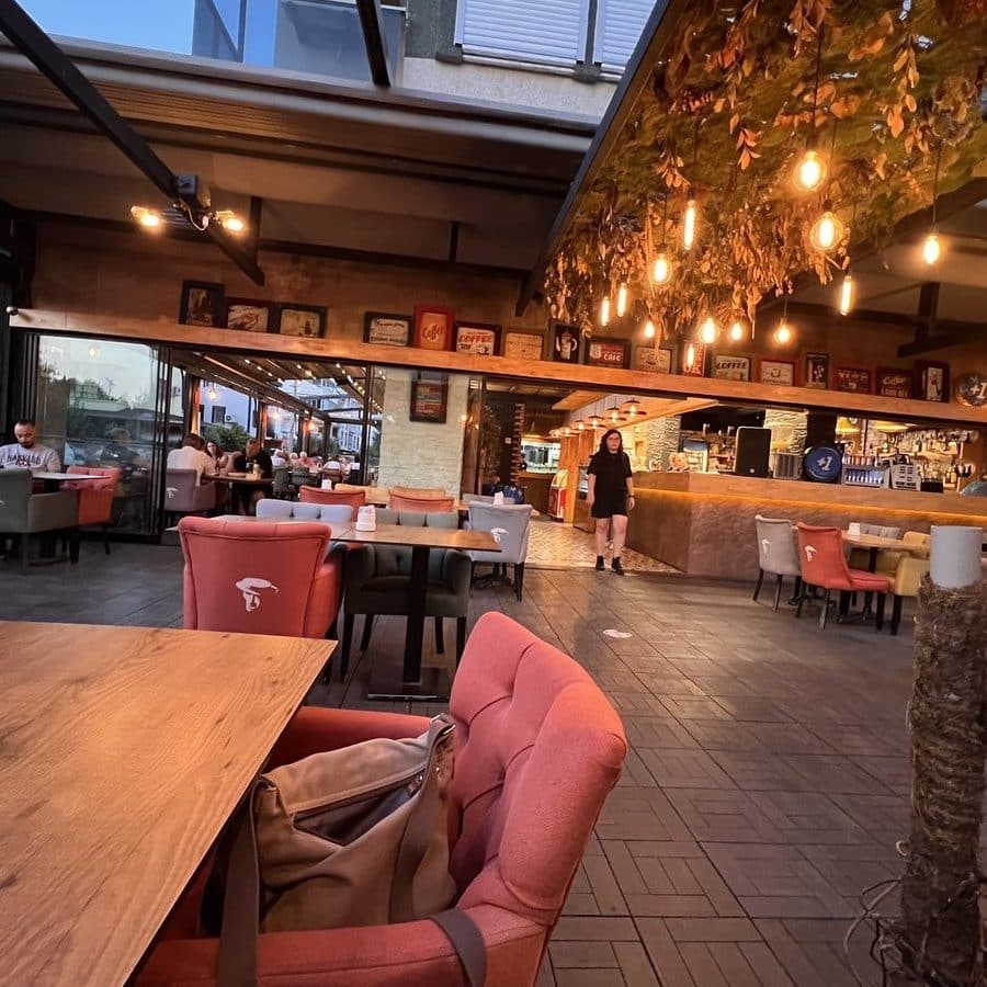 yat dlaman cafe